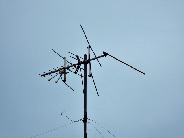 台風で壊れたテレビアンテナ(八木式アンテナ)